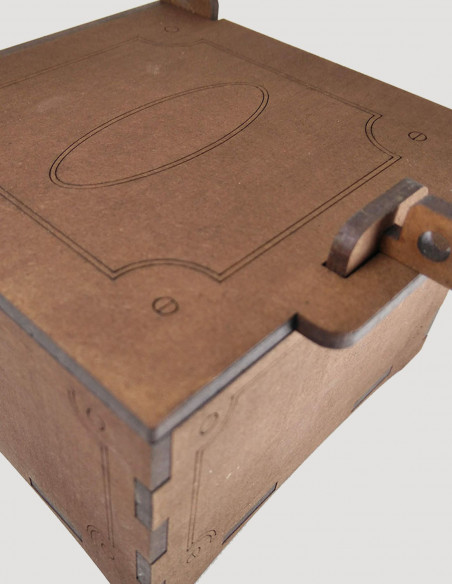 Caja cuadrada con llave