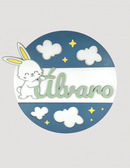 Placa con nombre, nubes y conejito