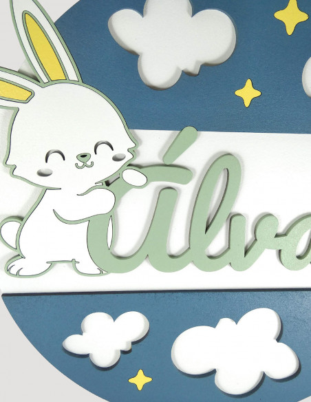 Placa con nombre, nubes y conejito