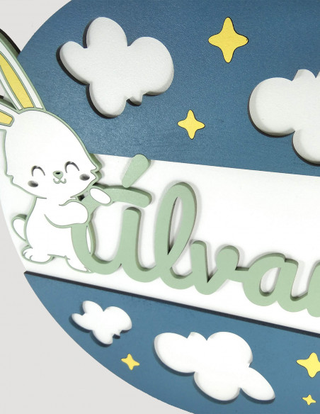 Placa con nombre, nubes y conejito
