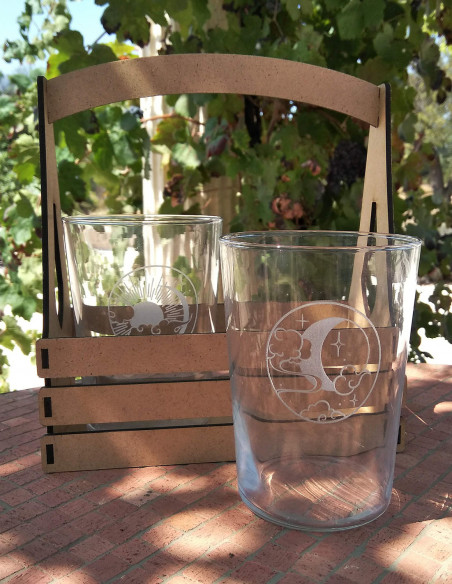 Set de dos vasos grabados, con caja de madera.