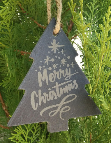 Adorno navideño con forma de árbol, de pizarra y con lazo para colgar. Ejemplo colgado en el árbol de Navidad.