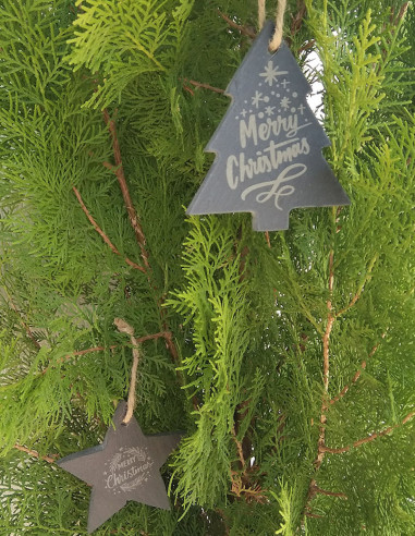 Lote de 2 originales adornos de Navidad, en pizarra y grabados a una cara mediante láser. Ejemplo colgado de árbol.