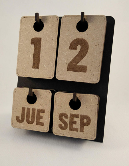 Calendario de sobremesa, de madera