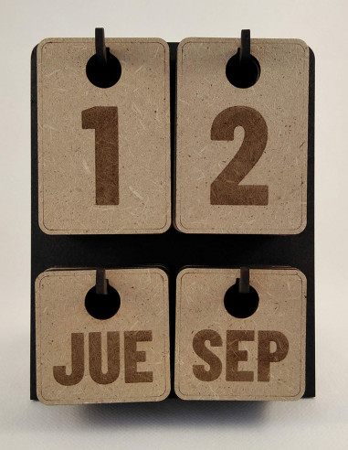 Vista frontal calendario perpetuo de sobremesa