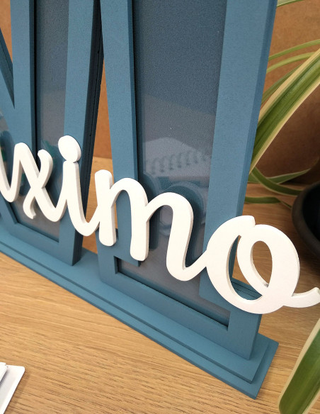 Nombre en madera e inicial, con fondo metacrilato